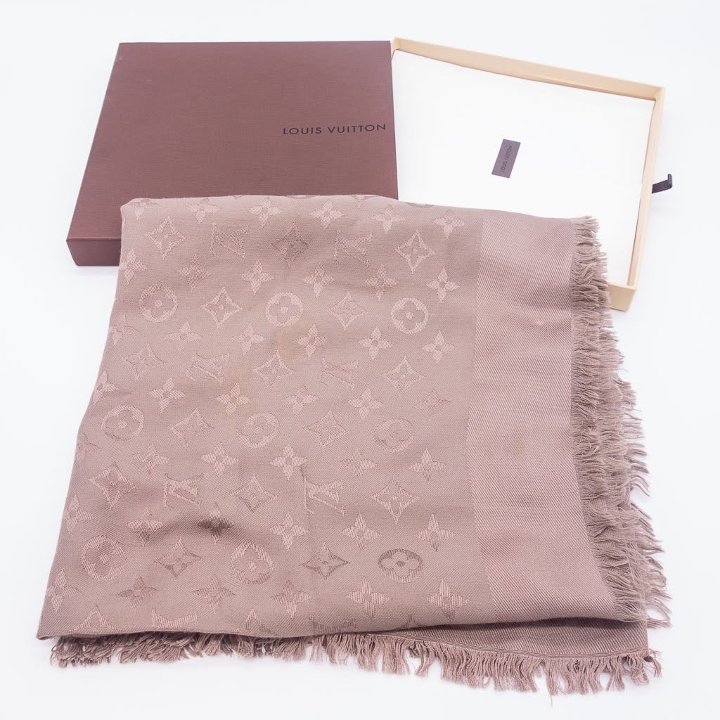 Sold at Auction: LOUIS VUITTON - TRUNK SILK SCARF - MONOGRAM LV LUGGAGE  PRINT